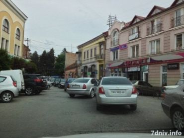 Закарпатские "олени" своими авто перегородили центр Ужгорода