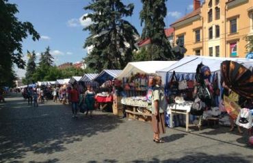 В Ужгороде школьные ярмарки проходят на улице и в магазинах