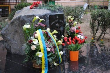 Ужгородцы приносят к мемориалу цветы и зажигают свечи