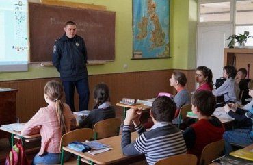 Иршавские милиционеры активно проводят уроки в школах