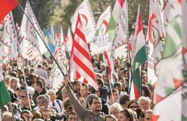 Сторонники радикальной партии «Йоббик» на митинге в Венгрии