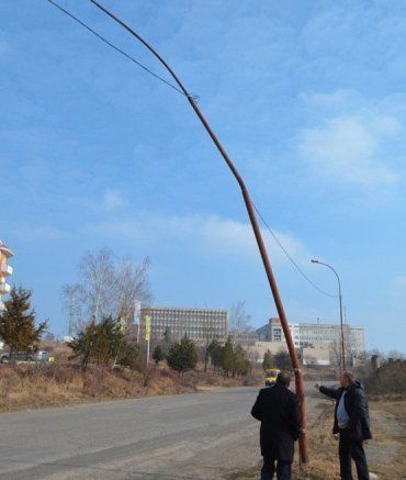 В Ужгороде электрические столбы от стыда массово ламаются и падают