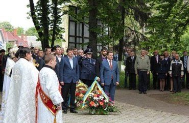 В Ужгороде возложили цветы к памятнику героям-чернобыльцам