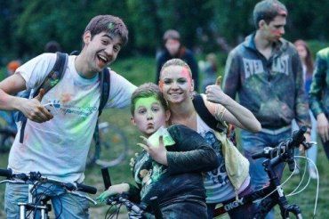 В Ужгороде велосипедный сезон открыли в индийском стиле