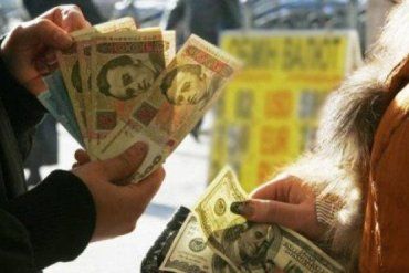 Официальный курс украинской валюты к доллару сегодня упал на 5 грн