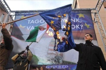Активисты партии «Йоббик» сожгли флаг Евросоюза