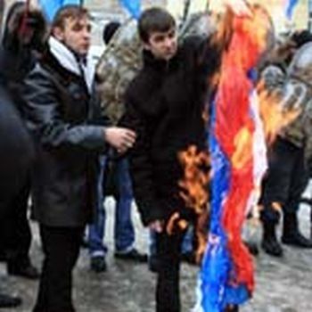Флаг России сожгли у стен генконсульства России во Львове