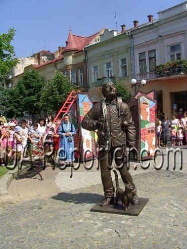 В Мукачево встановили пам'ятник сажотрусові
