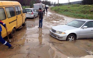 У Івано-Франківській області на трасі ізза сильних дощів змило трасу