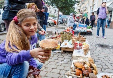 В Ужгороде «Зеленый» рынок на площади Корятовича весь в грибах