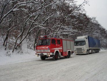 Из-за непогоды МЧС помогают буксовать грузовики на перевалах Закарпатья
