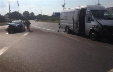 На выезде из Мукачево Mercedes Sprinter врезался в Volkswagen Polo