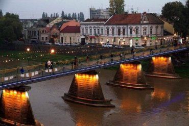 Пешеходный мост в городе Ужгород подсветили системой LED-прожекторов