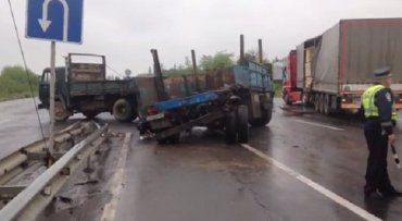 На трассе Киев-Чоп столкнулись два грузовых автомобиля: камион DAF и "Камаз"