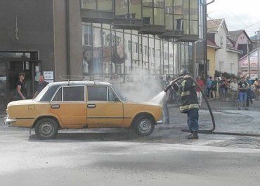 В Хусте на ходу загорелся старенький автомобиль ВАЗ-2101