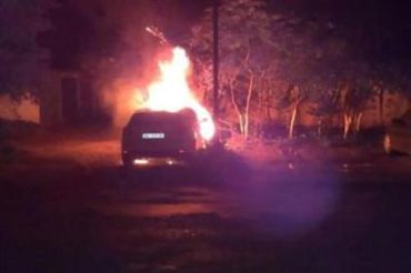 Среди ночи на улице Украинской в Ужгороде сгорела иномарка