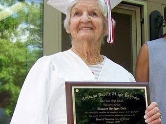 Американка в 90 лет стала выпускницей школы