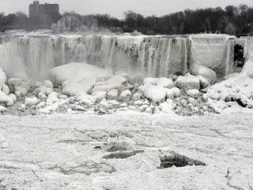 Ниагарский водопад превратился в глыбу льда