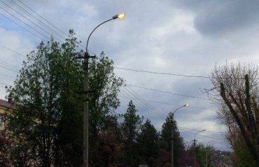 Экономим ночью, - подсвечиваем днем - девиз ужгородских электриков