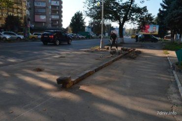 В Ужгороде ноу-хау: тротуары переоборудуют под парковку автомобилей