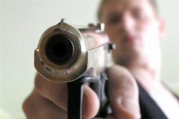 Житель Иршавщины угрожал односельчанину пистолетом
