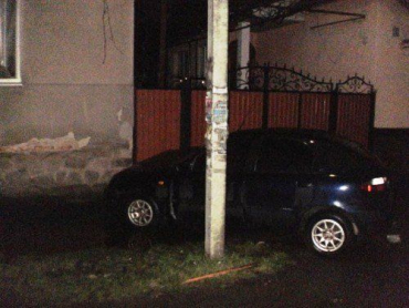 В Мукачево пьяный водитель на своем «Daewoo» врезался в дом