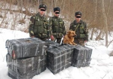 4 ящика сигарет пытались перекинуть в Румынию два закарпатца