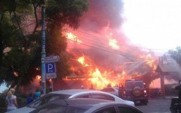 В Одесі в Ланжерона сталася маштабна пожежа в ресторані "Хуторок"