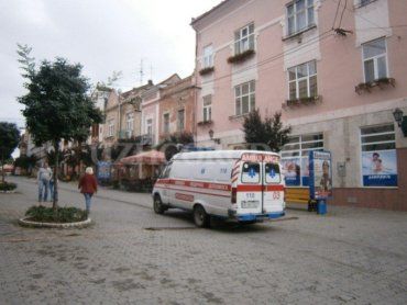 Около площади Корятовича в Ужгороде возле одной из аптек умерла женщина