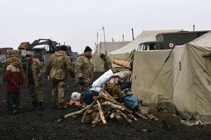 Солдаты по колено в грязи пытаются выжить на необорудованном полигоне