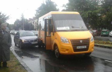 В Ужгороде на проспекте иномарка не смогла выскочить перед автобусом