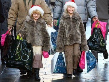 В магазинах Европы на праздники продают все в 2-3 раза дешевле