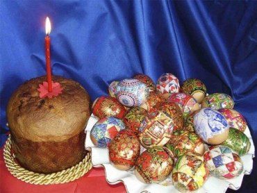 В Закарпатской области на Пасху пекут куличи и красят яйца