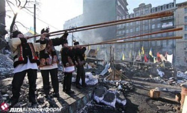 Гуцулы с трембитами приехали поддержать Евромайдан в Киев