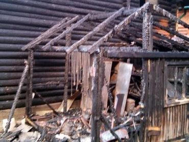 В пгт Межгорье на ул. Щорса пожар охватил деревянный гараж