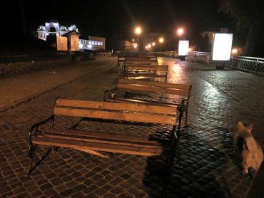 Вандалы за одну ночь поиздевались над историческим центром Ужгорода - пл. Петефи