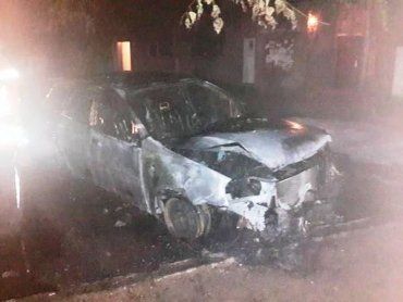 В Ужороде подожгли Mitsubishi, с которого огонь перекинулся на Chevrolet