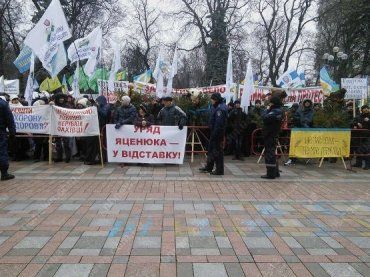 Ганьба! - скандируют украинские аграрии под зданием Верховной Рады