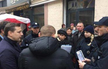 Около захваченного магазина в Ужгороде собралась тьма полицейских