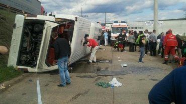 В Румынии автобус с 38 пассажирами рухнул с восьмиметрового обрыва
