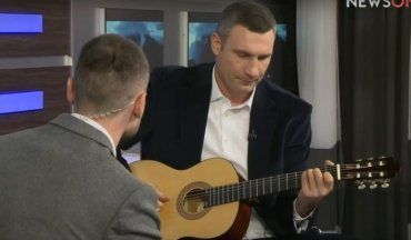 Віталій Кличко зіграв на гітарі