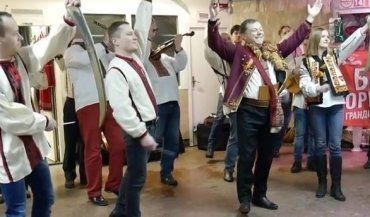 Флеш-моб: оркестри зіграли у метро на знаряддях праці – косах