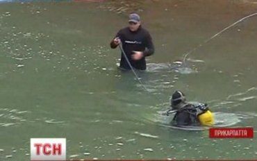 Ребенок поскользнулся около Яремчанского водопада и упал в воду