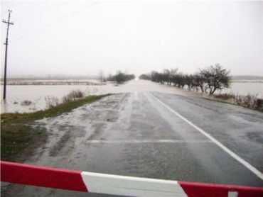 На Закарпатье некоторые участки дорог затоплены