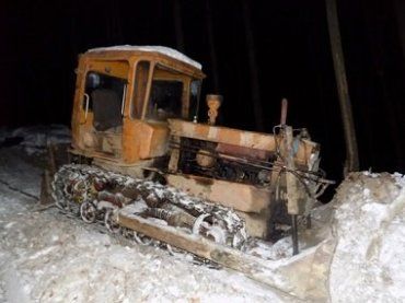 В Закарпатье тракторист попалпод гусеницы своей машины