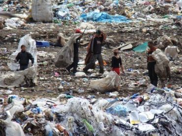 На ужгородской свалке цыгане перебирают мусор каждый день