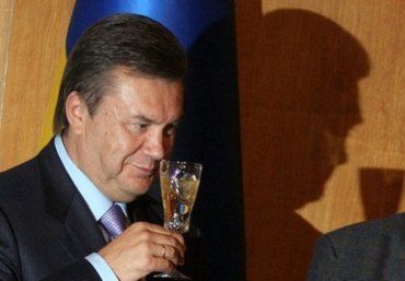 Виктор Янукович в тихаря попивает ужгородский коньяк