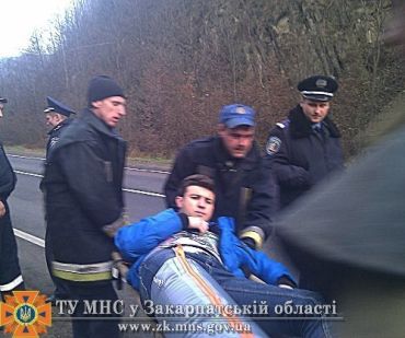 В Закарпатье выбраться из искуроченого авто помогли спасатели