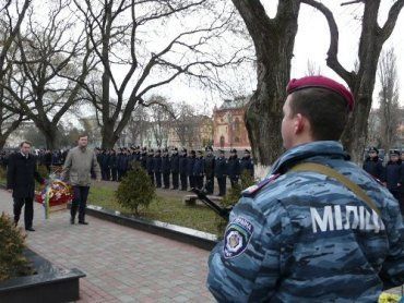 В Ужгороде к памятнику милиционерам возложили цветы