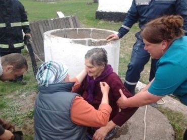 В Берегово из колодца женщину освобождали местные спасатели